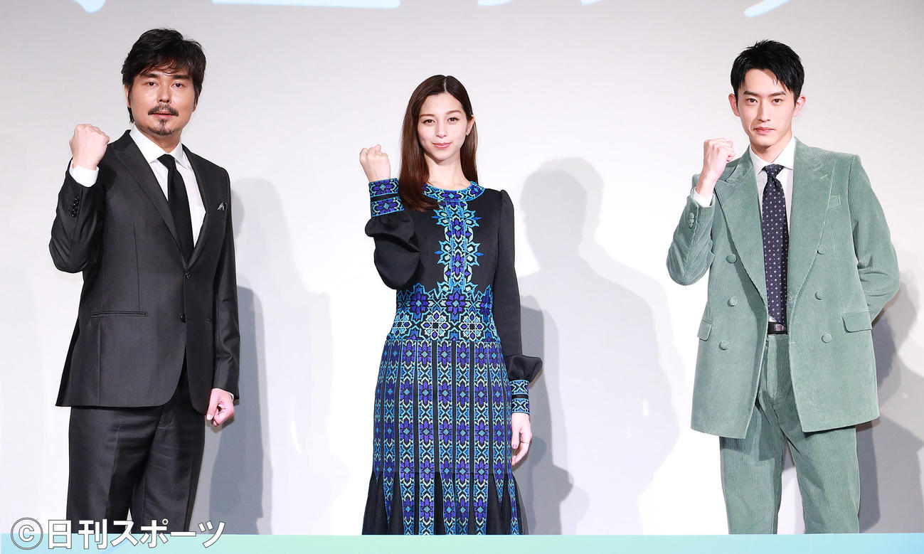 映画「水上のフライト」完成報告イベントを行う、左から小沢征悦、中条あやみ、杉野遥亮（撮影・中島郁夫）
