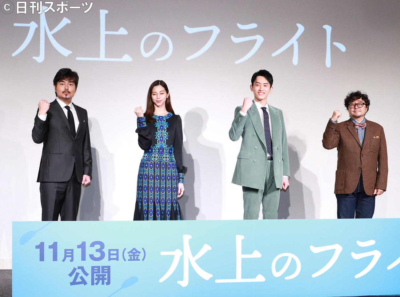 映画「水上のフライト」完成報告イベントを行う、左から小沢征悦、中条あやみ、杉野遥亮、兼重淳監督（撮影・中島郁夫）