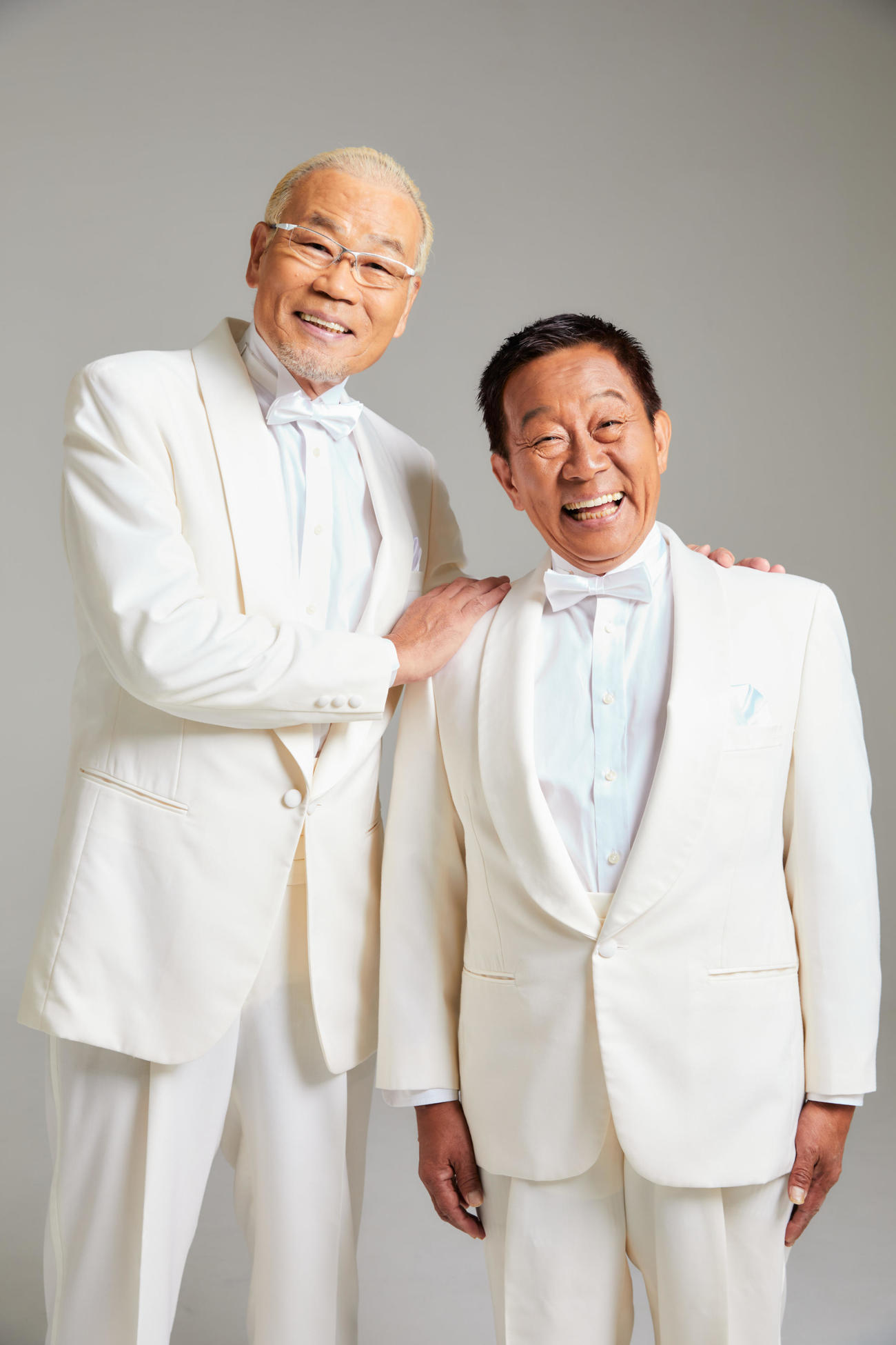 コンビで初の楽曲を配信するオール阪神（右）巨人
