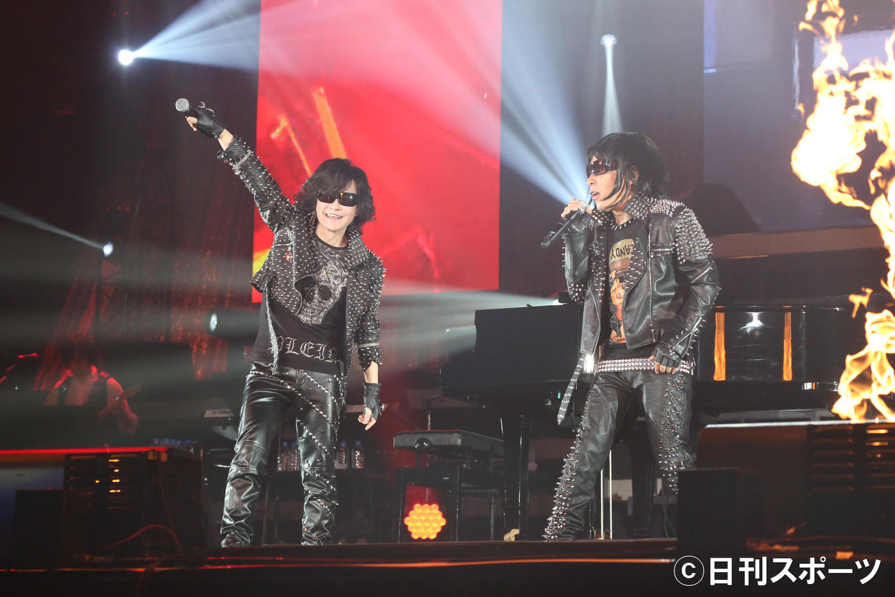 X　JAPANの「紅」を熱唱するToshl（左）と岡村隆史（2017年10月29日撮影）