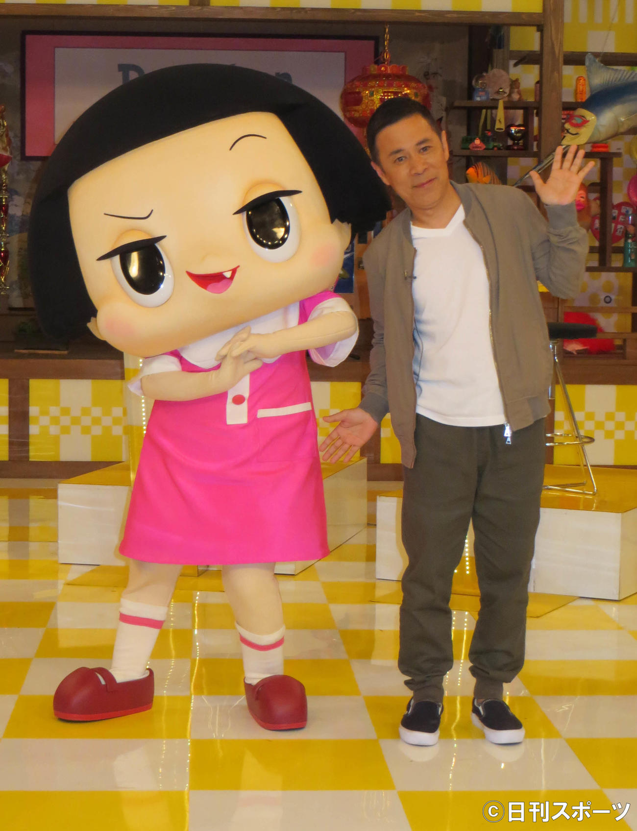会見に出席したチコちゃんと岡村隆史（2018年3月29日撮影）