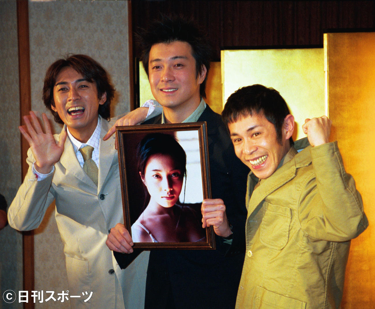 第1子誕生を喜ぶ極楽とんぼの加藤浩次（中央）。左はナインティナインの矢部浩之、右は岡村隆史（2002年2月20日撮影）