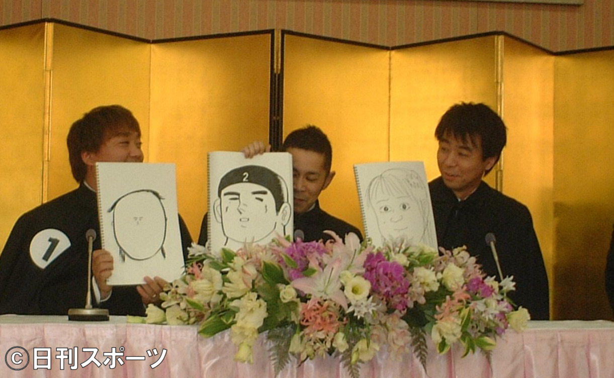 よゐこ有野晋哉（左）の結婚会見で、自ら書いたドカベンのイラストを「僕の結婚相手」と披露する岡村隆史（中央）。この日の日刊スポーツを見て書いたという（2005年4月20日撮影）