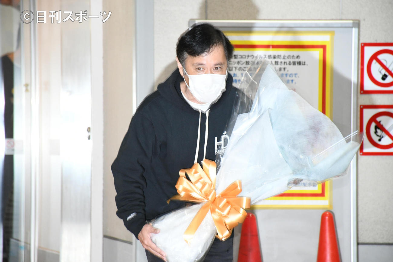 一般女性と結婚していたことを発表し取材陣に対応する岡村隆史（撮影・大友陽平）