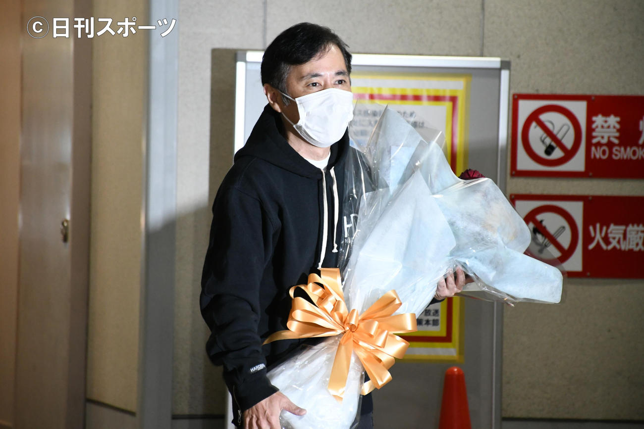 一般女性と結婚していたことをラジオ番組で発表し取材陣に対応するナインティナイン岡村隆史（撮影・大友陽平）