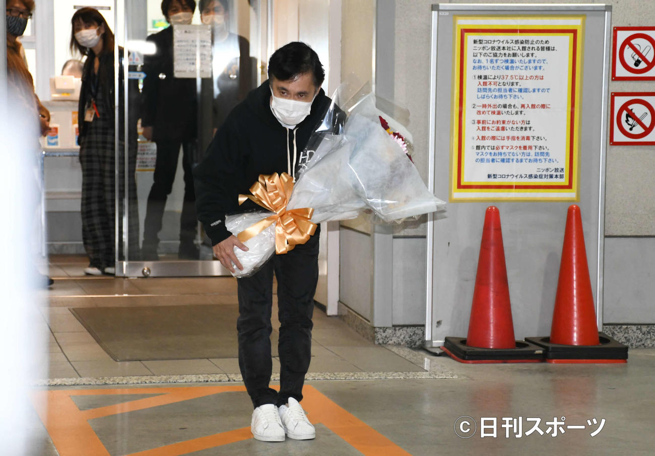 一般女性と結婚していたことを発表し取材陣に対応する岡村隆史（撮影・大友陽平）