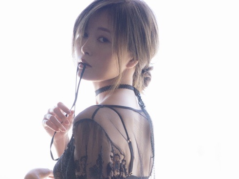 白石麻衣の卒業記念本「白石麻衣　乃木坂46卒業記念メモリアルマガジン」の収録カット（撮影・中村和孝）