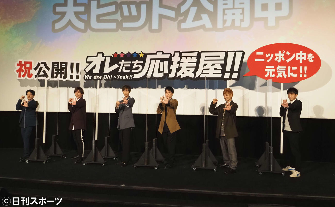 映画「オレたち応援屋！！」初日舞台あいさつに出席した、左から五関晃一、河合郁人、橋本良亮、戸塚祥太、塚田僚一、竹本聡志監督（撮影・遠藤尚子）