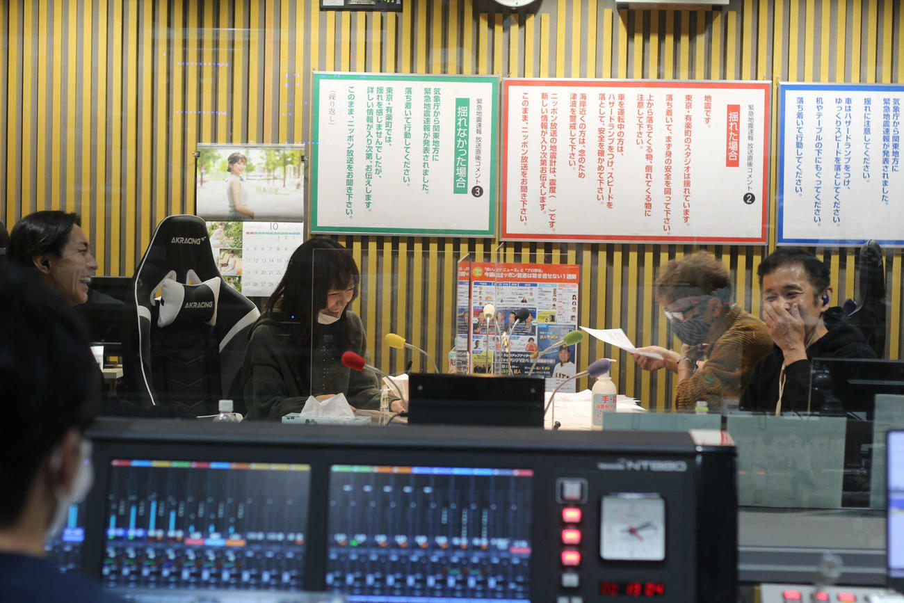 「オールナイトニッポン」で結婚トークを繰り広げた、左から矢部浩之、aiko、1人おいて岡村隆史（ニッポン放送提供）