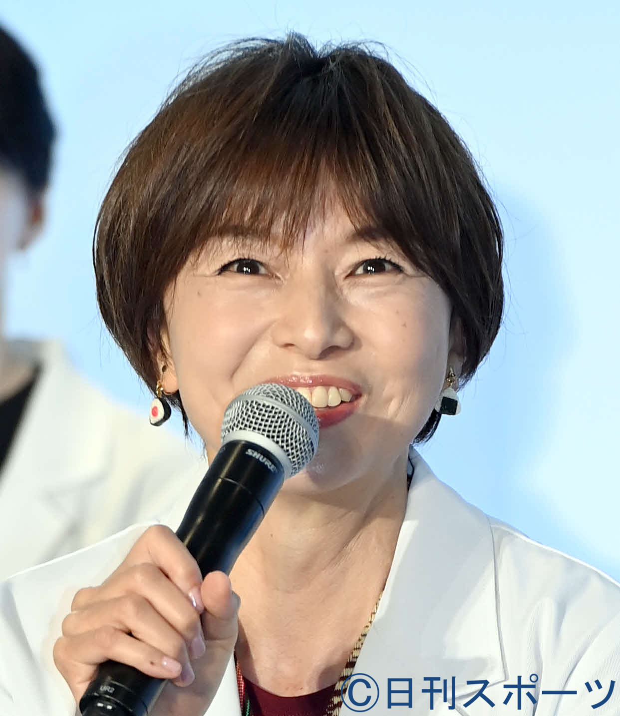 「おにぎり」のピアスを付けて会見に臨んだ山口智子（撮影・たえ見朱実）