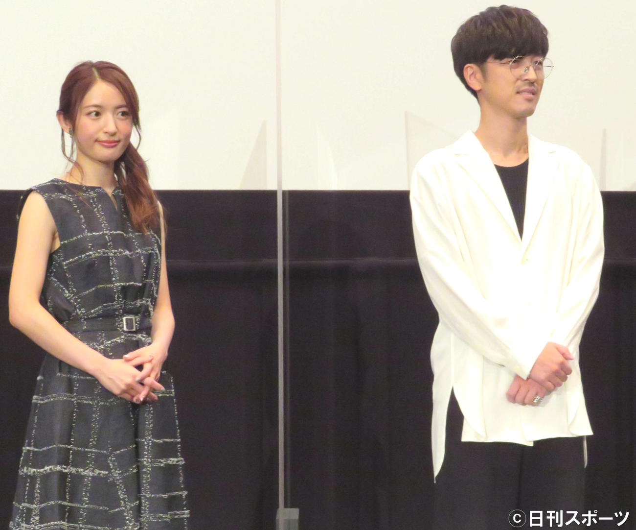 アニメ映画「どうにかなる日々」の公開記念舞台あいさつに出席した小松未可子（左）と桜井孝宏（撮影・三須佳夏）