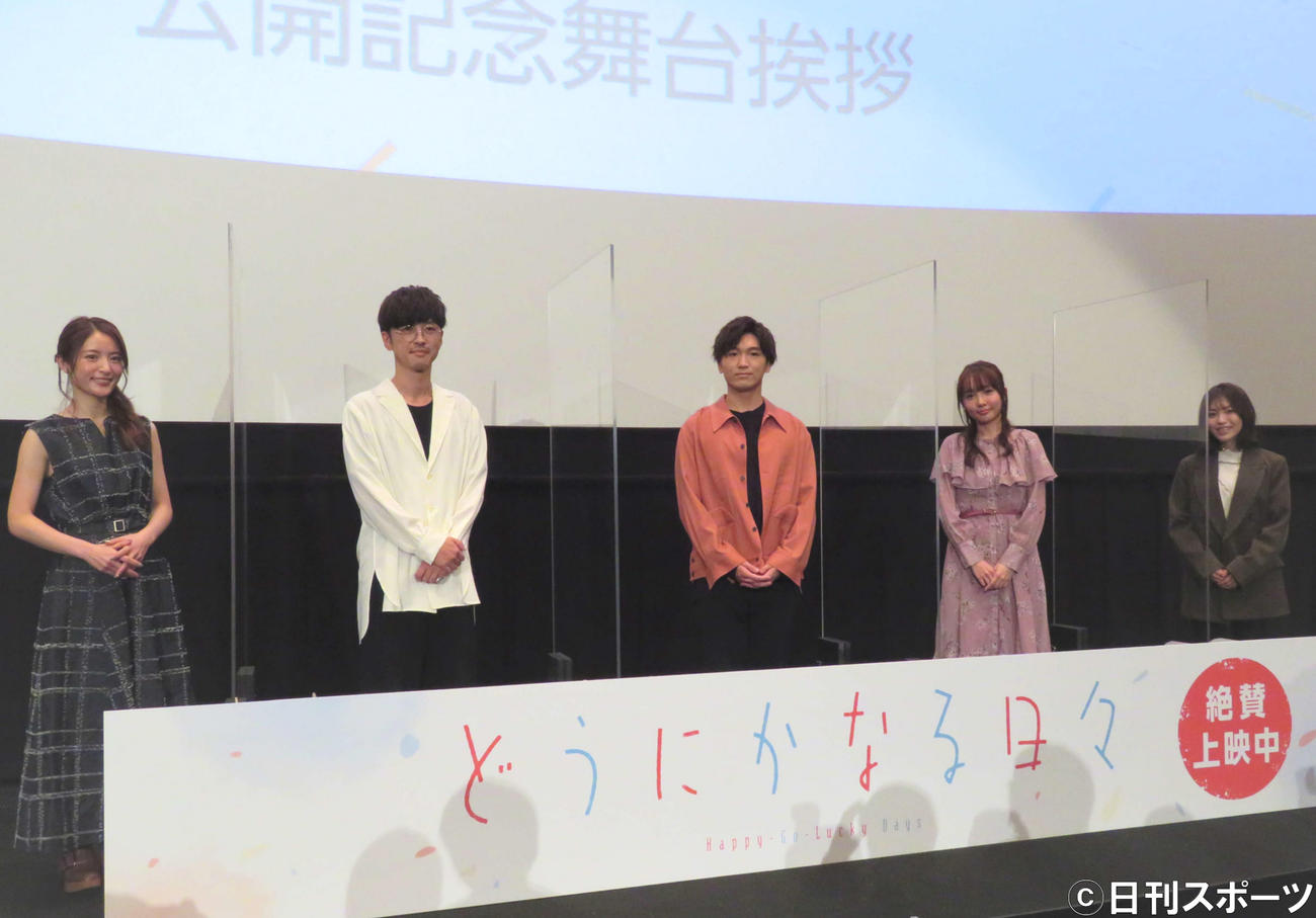 アニメ映画「どうにかなる日々」の公開記念舞台あいさつに出席した左から小松未可子、桜井孝宏、山下誠一郎、木戸衣吹、石原夏織（撮影・三須佳夏）