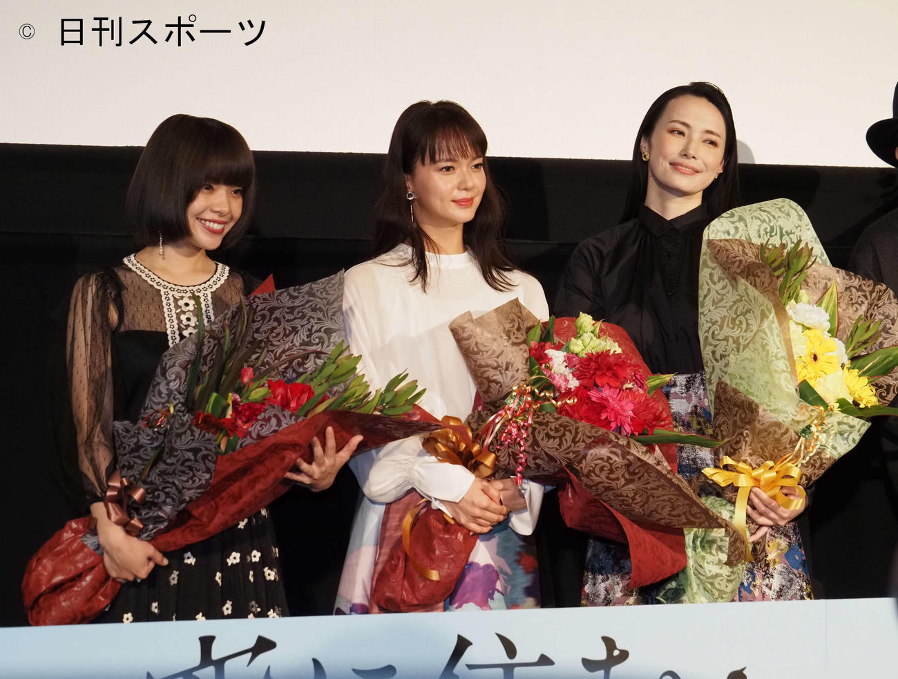 映画「空に住む」公開記念舞台あいさつに出席した、左から岸井ゆきの、多部未華子、美村里江（撮影・遠藤尚子）