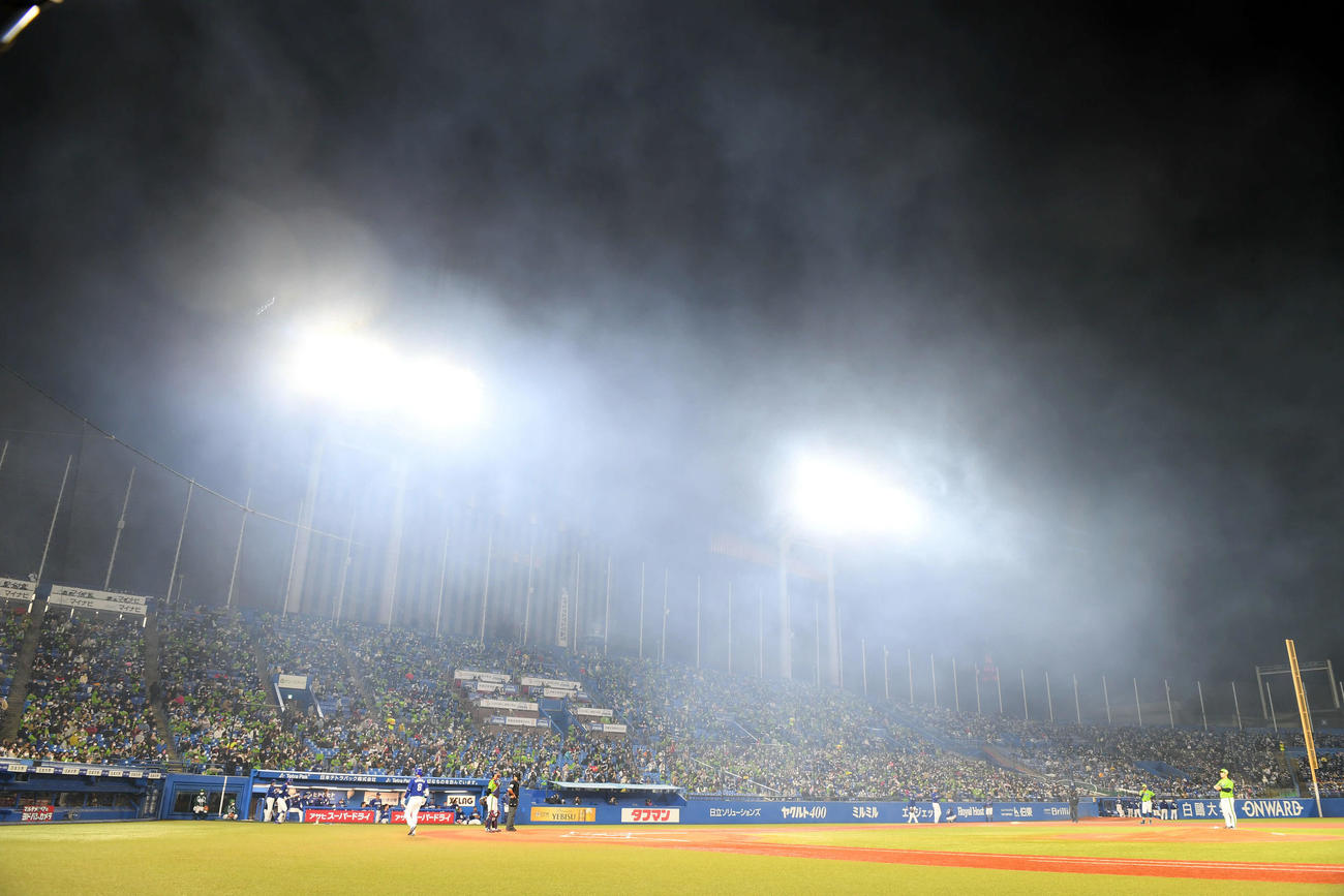 ヤクルト対中日　6回表、国立競技場から花火が突然上がり煙が充満（撮影・たえ見朱実）