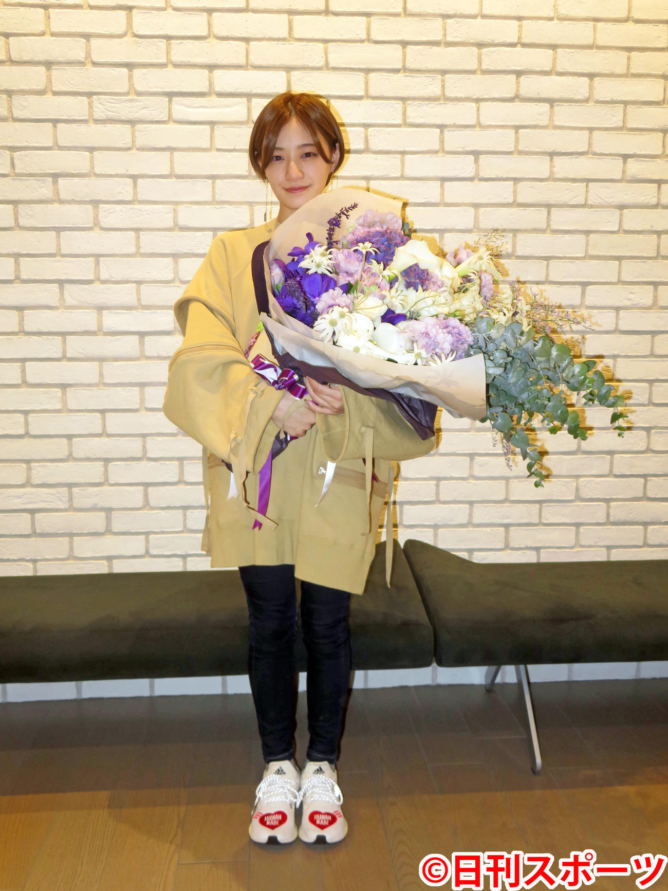 花束を持って笑顔を見せる中田花奈（撮影・横山慧）