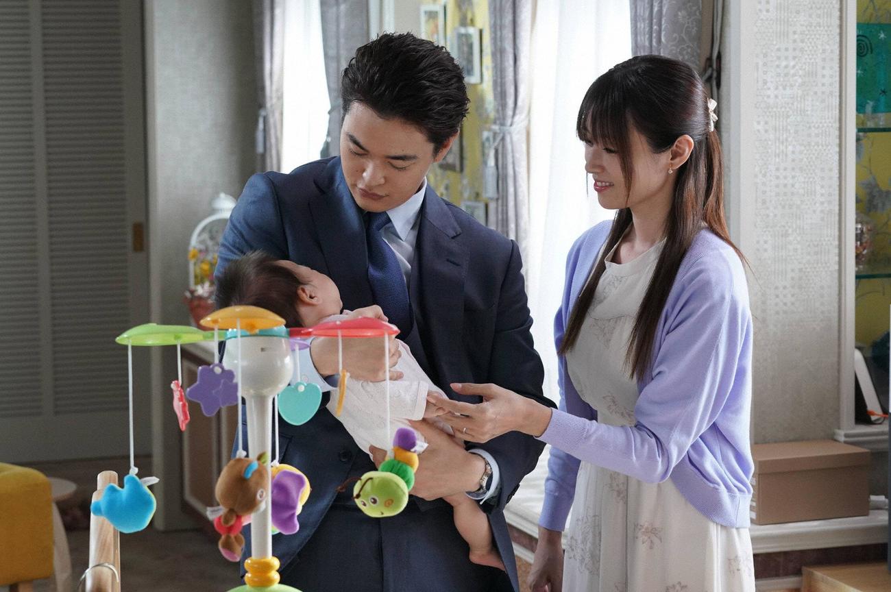 桜庭和馬（瀬戸康史＝左）と三雲華（深田恭子）の間に娘が誕生した（C）フジテレビ