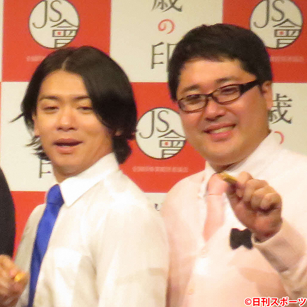 マヂカルラブリーの野田クリスタル（左）と村上（2017年12月4日撮影）