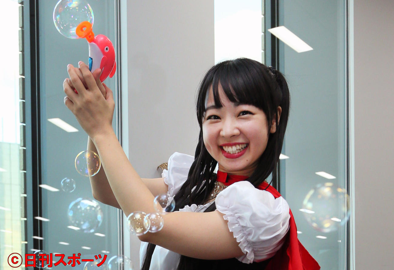来社した七瀬美菜（撮影・宮崎幸一）