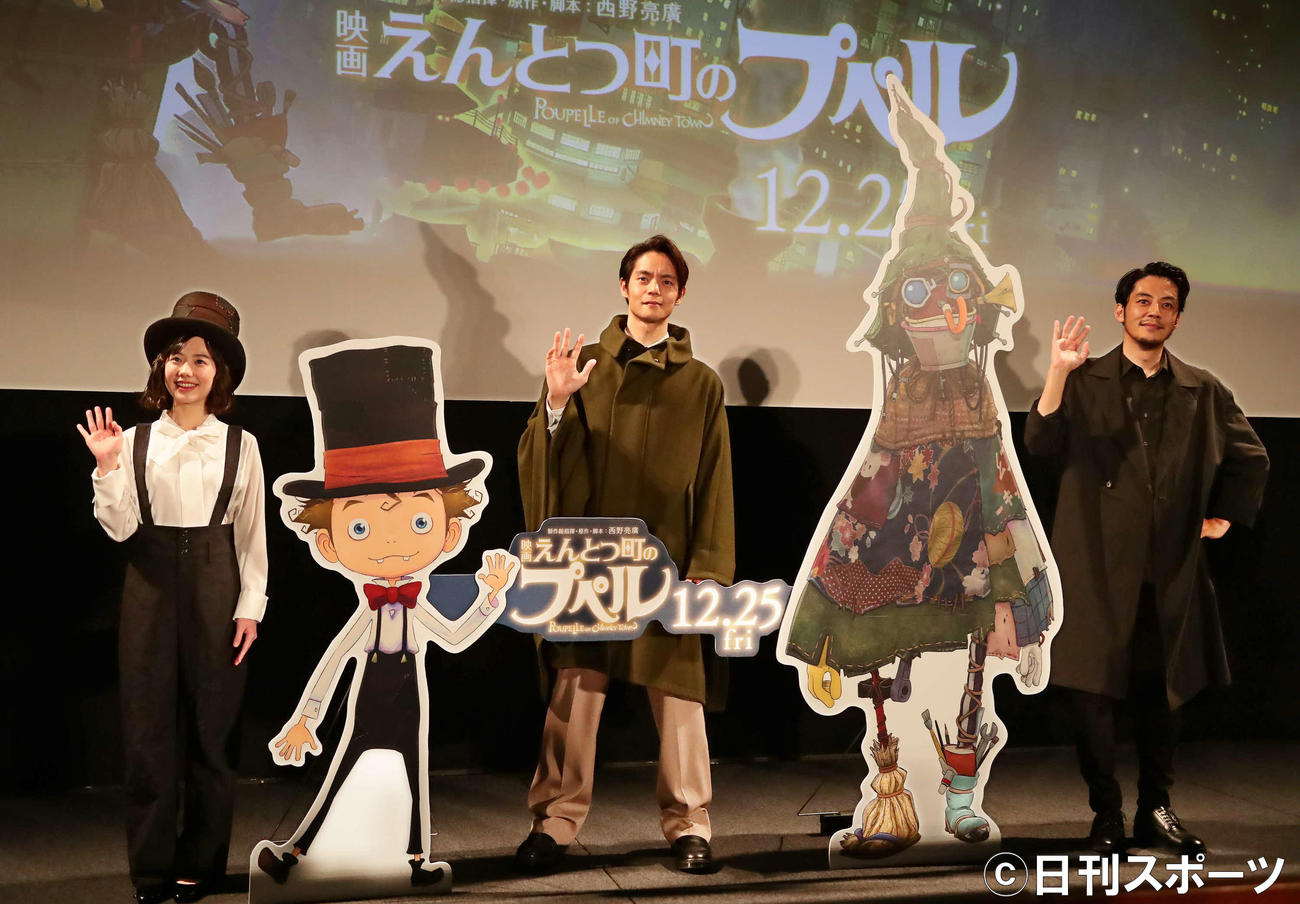 キャラクターをイメージした衣装で登場した映画「えんとつ町のプペル」の、左から芦田愛菜、窪田正孝、原作・脚本の西野亮広（撮影・丹羽敏通）