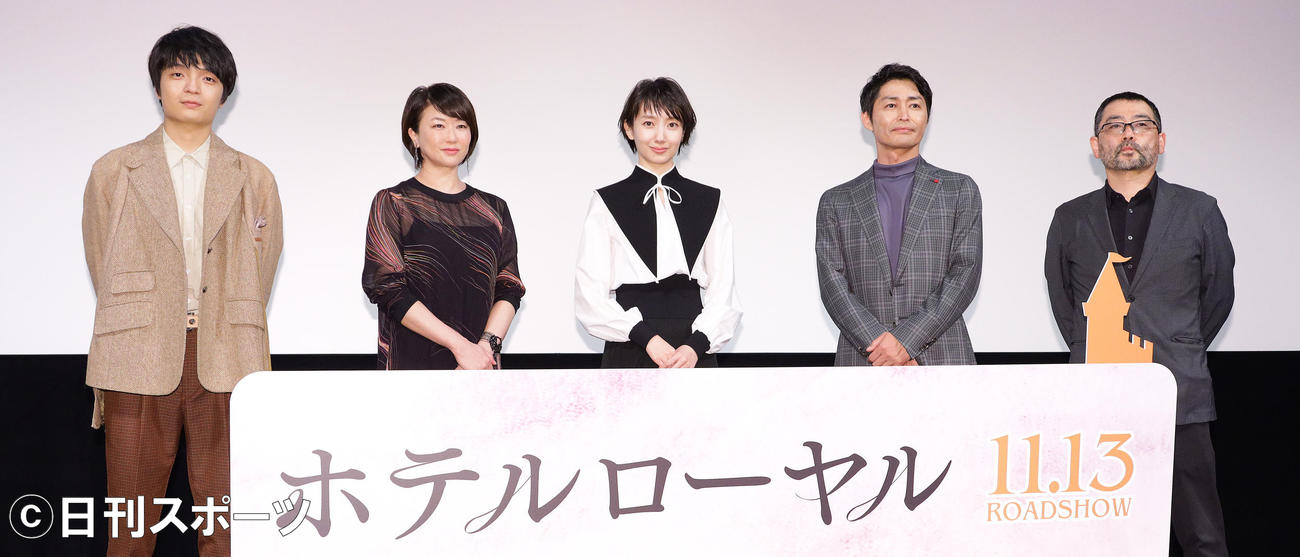 映画「ホテルローヤル」完成報告会で記念撮影する、左から岡山天音、夏川結衣、波瑠、安田顕、武正晴監督（撮影・中島郁夫）