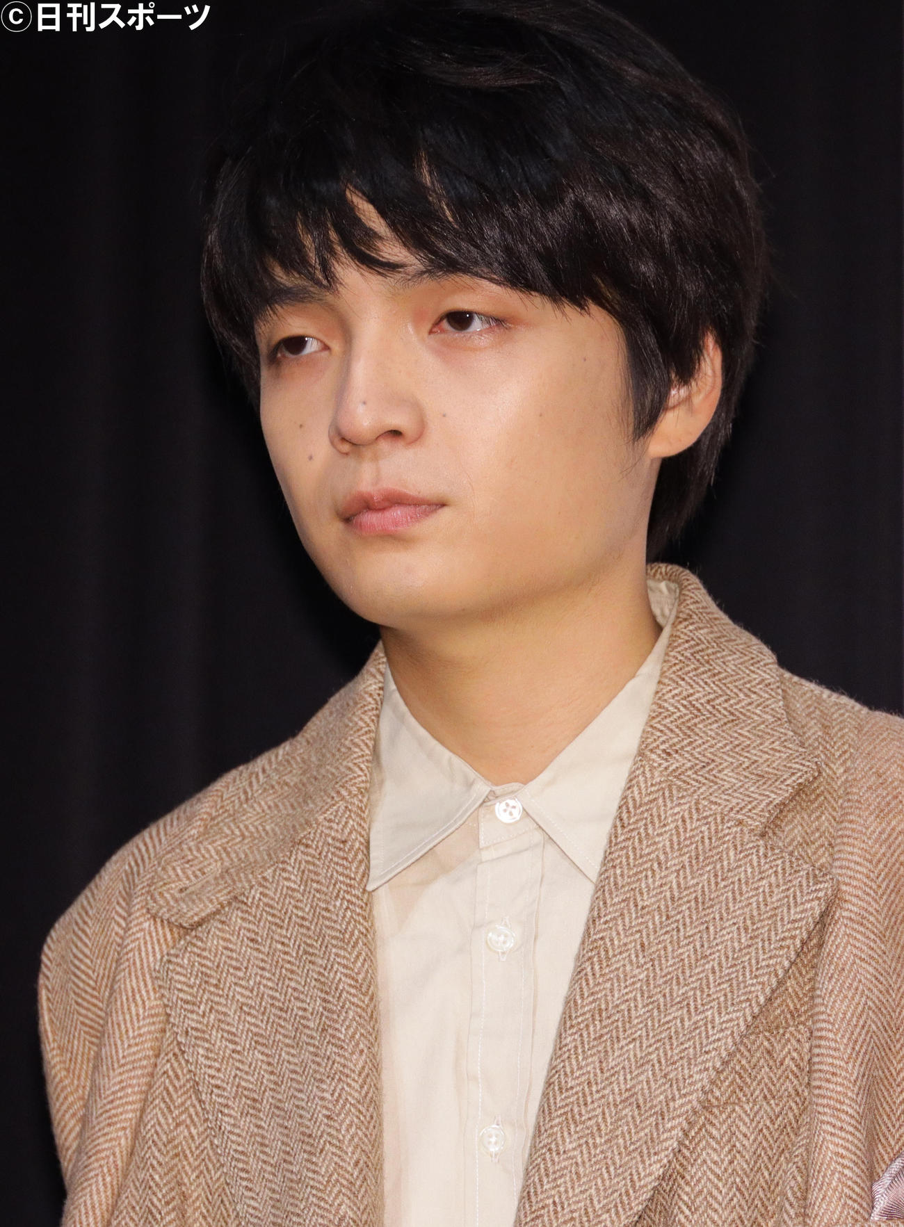 映画「ホテルローヤル」完成報告会であいさつする岡山天音（撮影・中島郁夫）