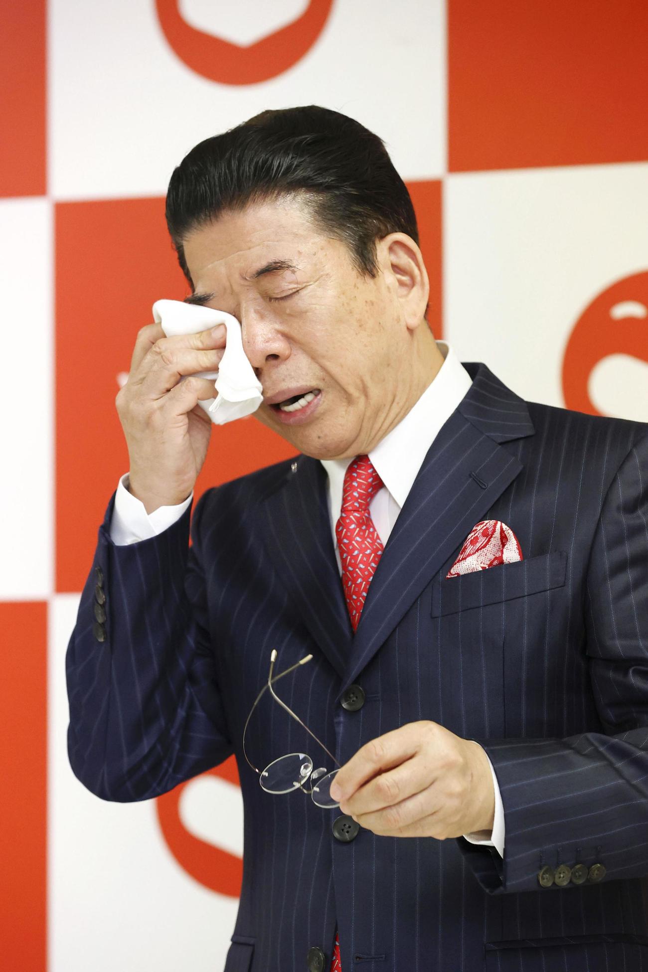 涙を流す文化功労者に選ばれた漫才師の西川きよし（共同）