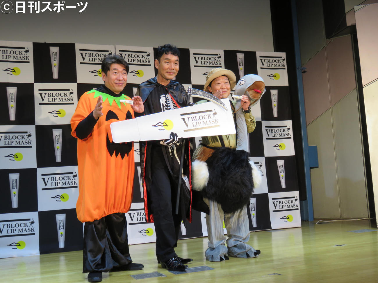 ダチョウ抗体配合のリップクリームのPRイベントに登場したダチョウ倶楽部
