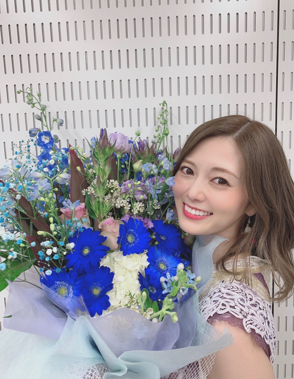 テレビ番組出演時、花束を受け取った白石麻衣。親友の松村沙友理が撮影した