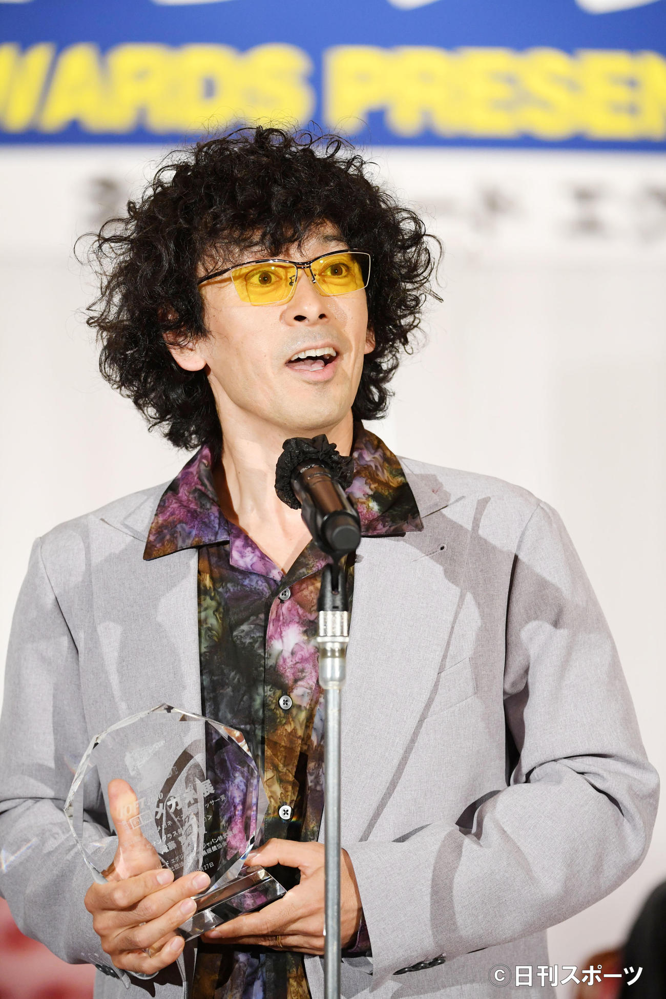 第33回日本メガネベストドレッサー賞男性サングラス部門を受賞し笑顔を見せる滝藤賢一（撮影・横山健太）