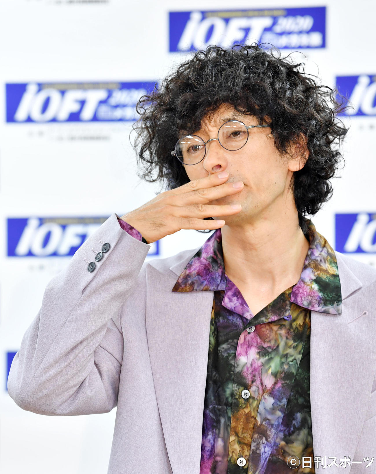 メガネをかけポーズを決める滝藤賢一（撮影・横山健太）