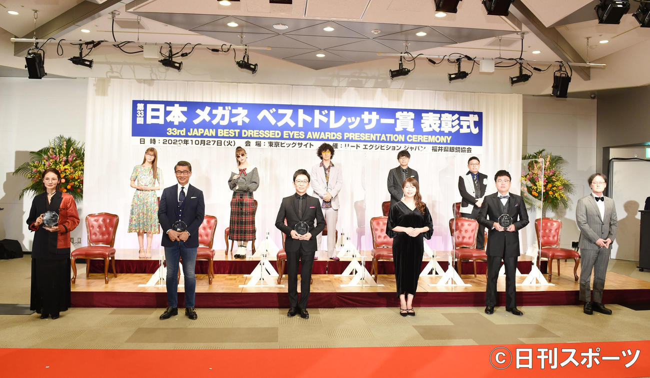 第33回日本メガネベストドレッサー賞を受賞した、前列左から吉田羊、中井貴一、古舘伊知郎、相席スタートの山崎ケイ、銀シャリの橋本直、アインシュタインの稲田直樹。後列左から生見愛瑠、藤田ニコル、滝藤賢一、ミキの亜生、昂生（撮影・横山健太）