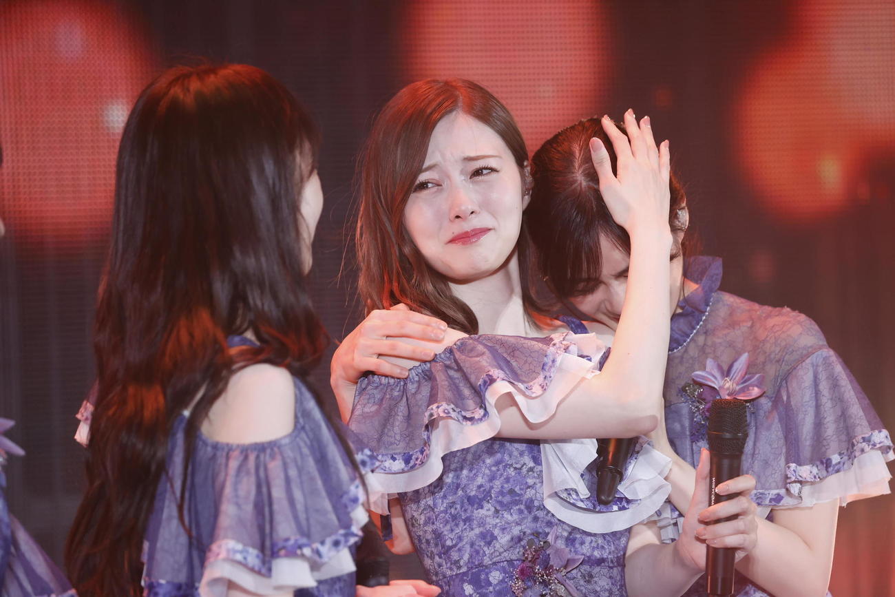 卒業コンサートでメンバーに囲まれ涙する乃木坂46白石麻衣