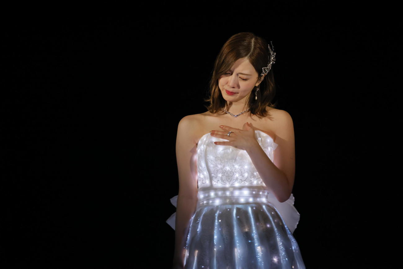 胸に手を当てて感極まる乃木坂46白石麻衣
