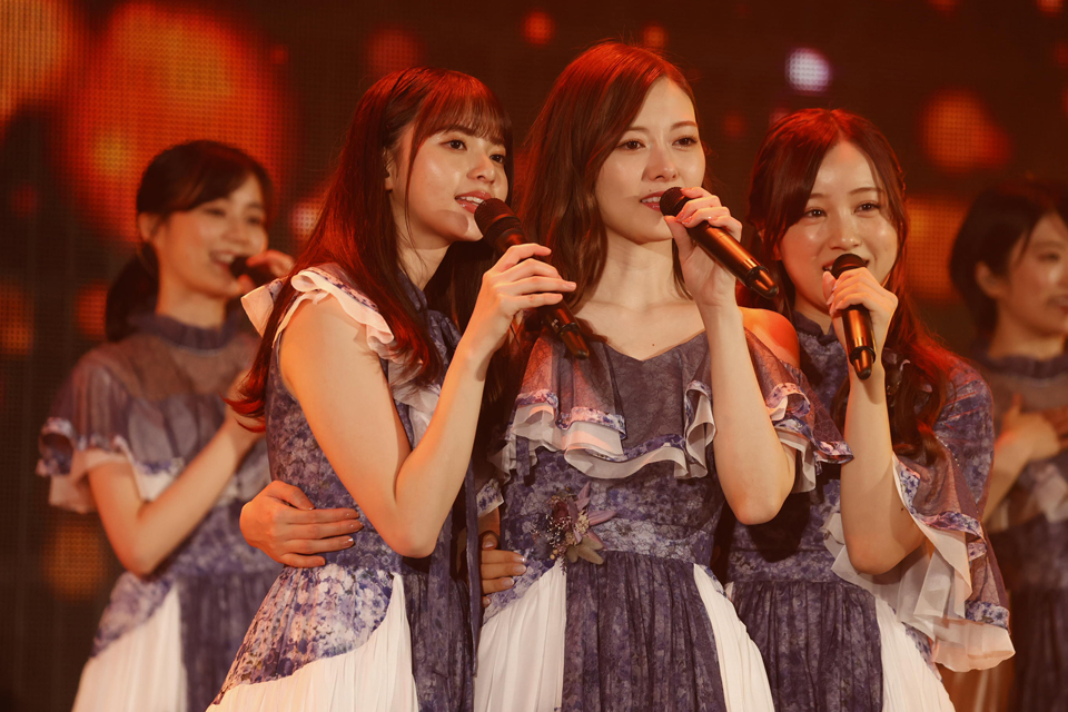 卒業ライブで歌う白石麻衣（中央）。左は齋藤飛鳥、右は星野みなみ