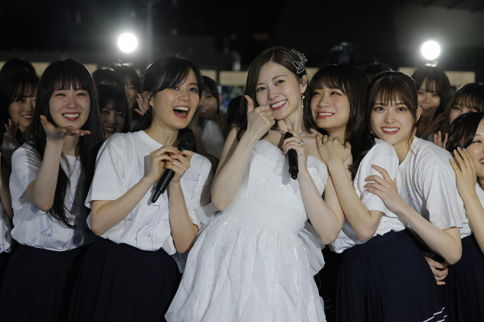 卒業ライブで笑顔を見せる白石麻衣（中央）。左から高山一実、生田絵梨花、1人おいて秋元真夏、松村沙友理