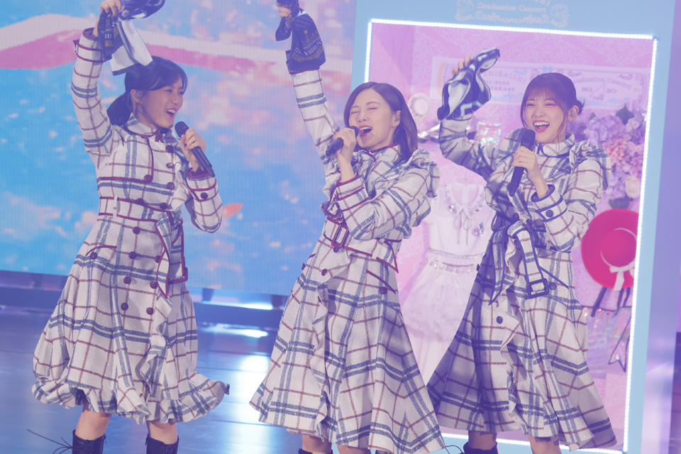 「オフショアガール」を歌う白石（中央）。左は生田絵梨花、右は松村沙友理