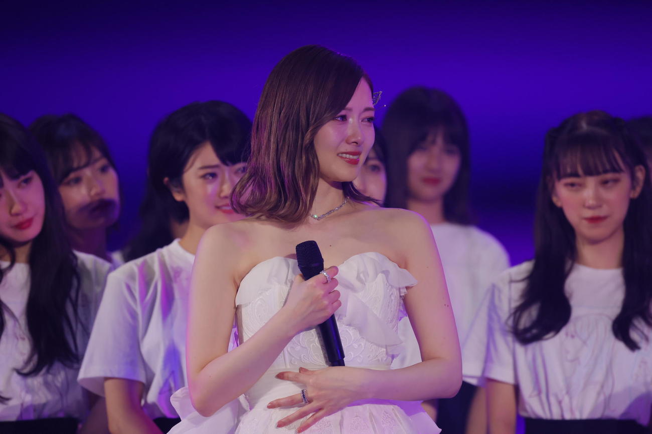 卒業コンサートで感極まる乃木坂46白石麻衣