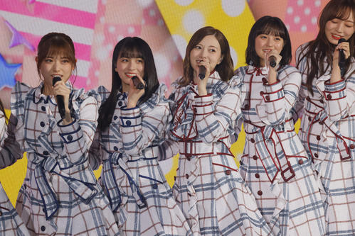 「おいでシャンプー」白石麻衣（中央）、左から松村沙友理、大園桃子、1人おいて遠藤さくら、梅澤美波
