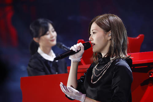 生田絵梨花（奥）のピアノ演奏に合わせて「きっかけ」を歌う白石麻衣