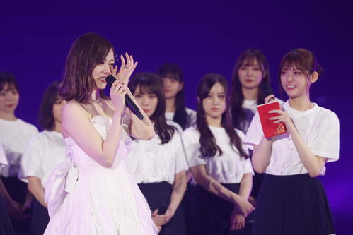 卒業コンサートで松村沙友理（右）から手紙を贈られ感極まる乃木坂46白石麻衣
