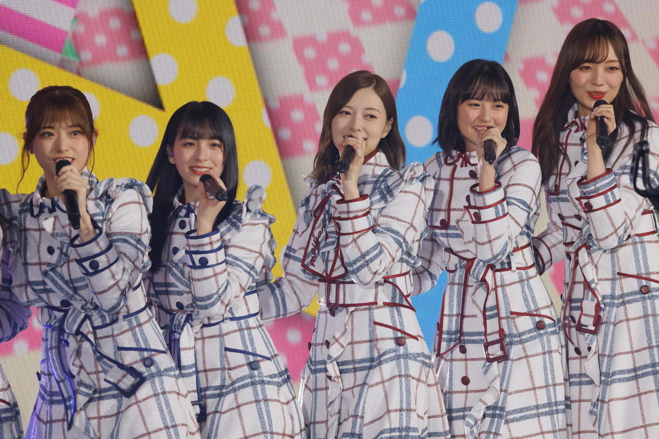 左から松村沙友理、大園桃子、白石麻衣、遠藤さくら、梅澤美波