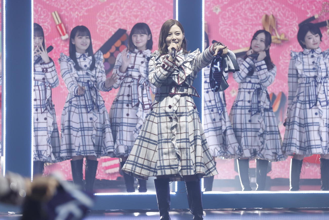卒業コンサートでパフォーマンスする乃木坂46白石麻衣（中央）