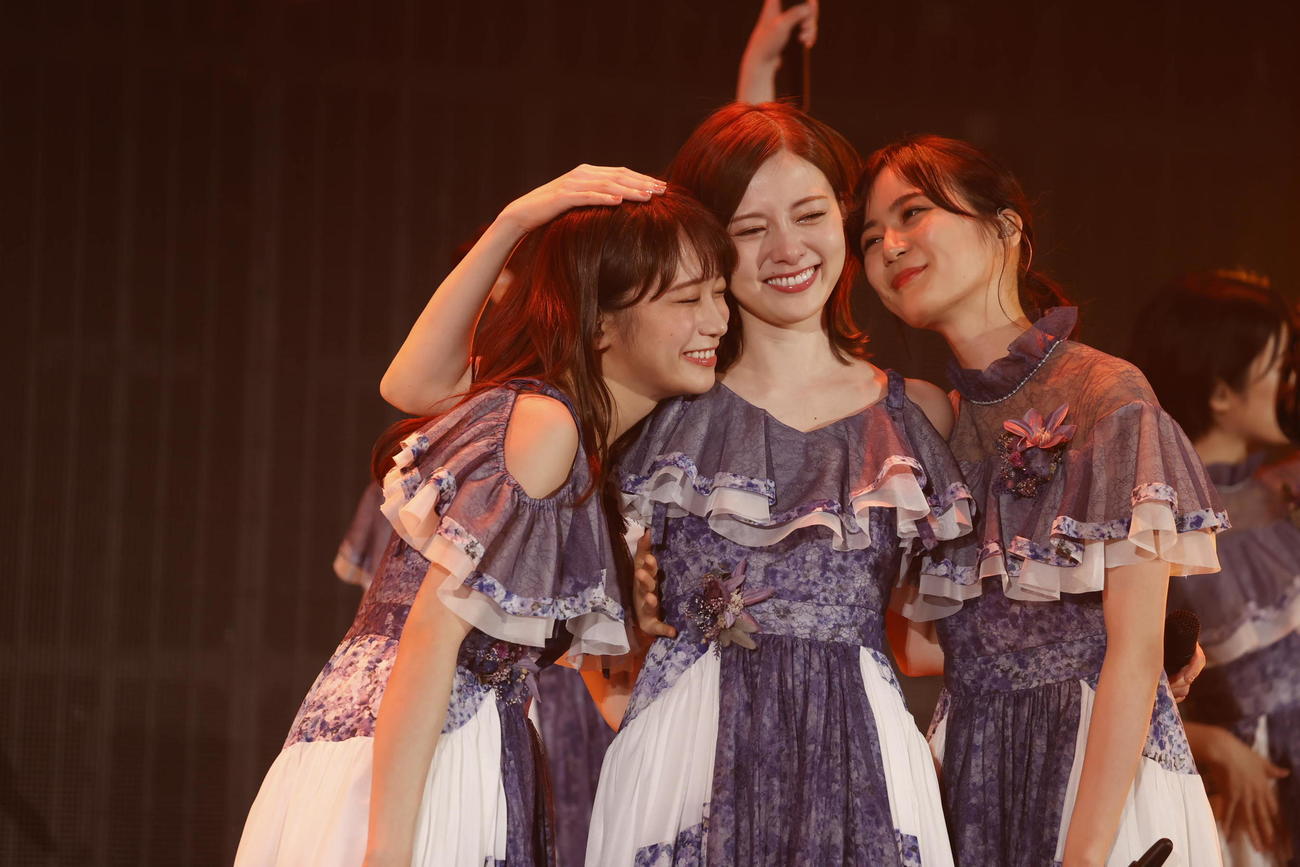 卒業コンサートで秋元真夏（左）生田絵梨花（右）に囲まれ涙する乃木坂46白石麻衣
