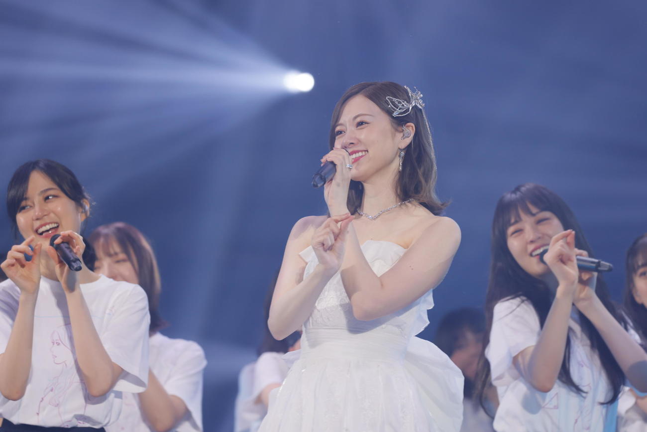 卒業コンサートでドレス姿を披露し笑顔の乃木坂46白石麻衣
