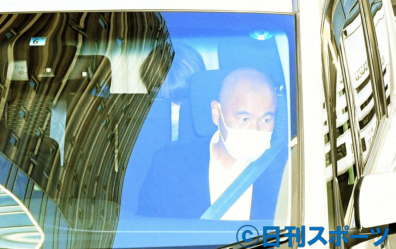 車で原宿署から移送される伊藤健太郎容疑者（撮影・滝沢徹郎）