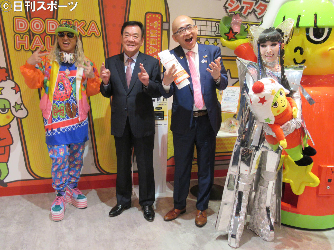 大阪・なんばパークスで行われた「リトルおやつタウンNamba」の開業記念発表会に出席したプリンセス天功（右端）とDJ　KOO（左端）