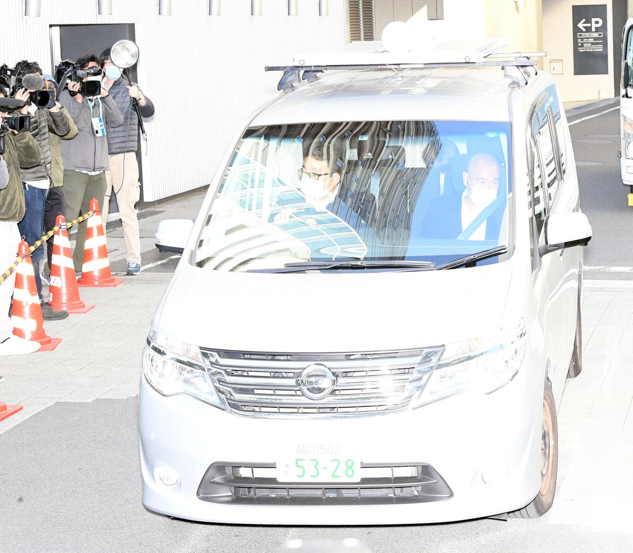車で原宿署から移送される伊藤健太郎容疑者（撮影・滝沢徹郎）