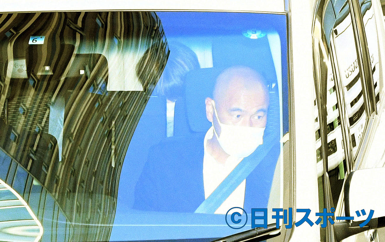 車で原宿署から移送される伊藤健太郎容疑者（撮影・滝沢徹郎）