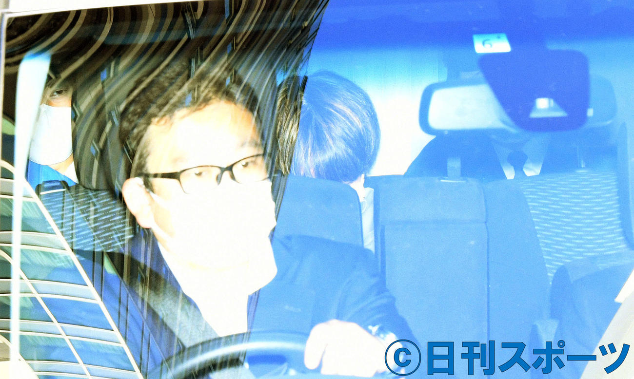 車で原宿署から移送される伊藤健太郎容疑者（撮影・滝沢徹郎）