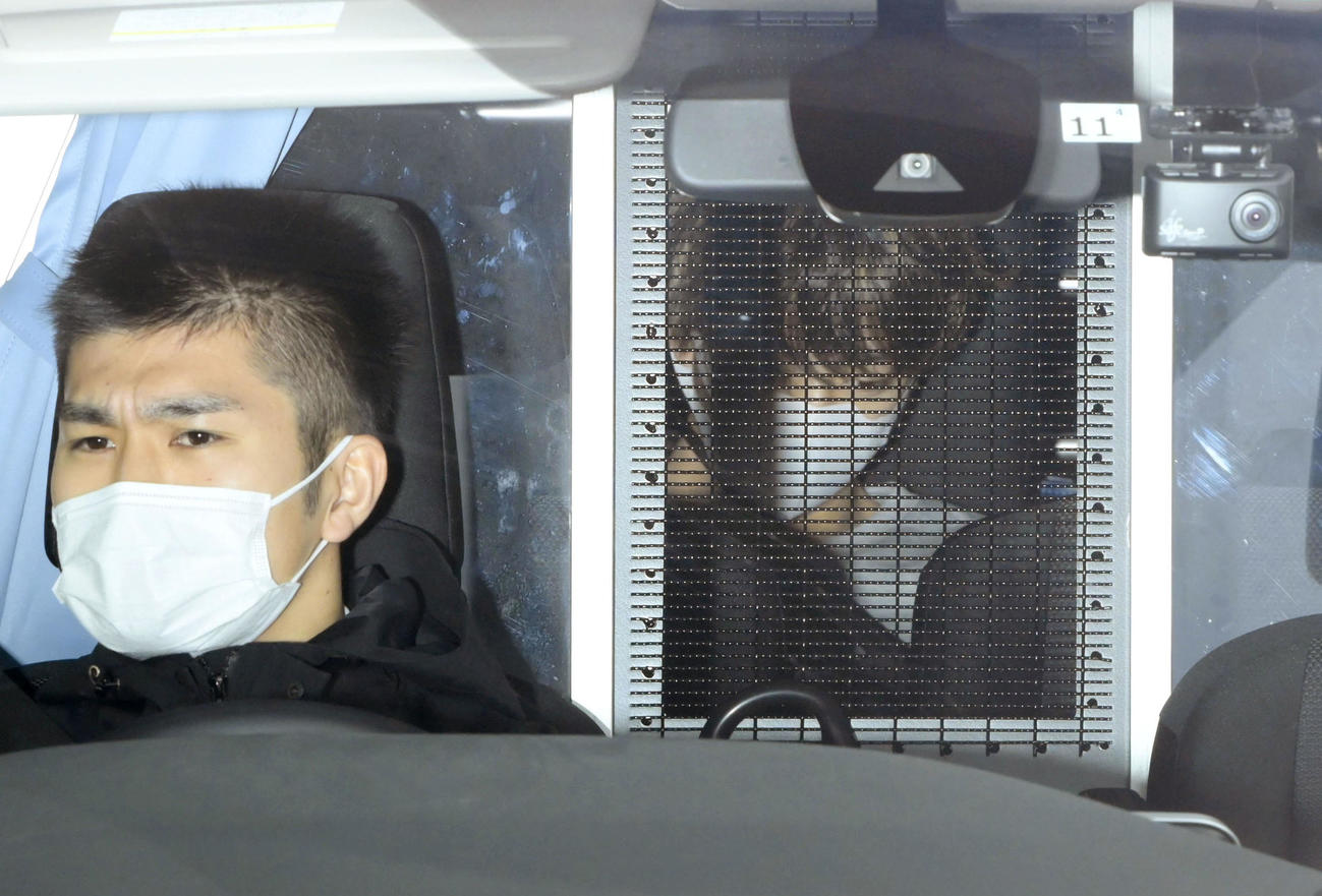 送検のため東京湾岸署を出る俳優の伊藤健太郎容疑者（右奥）（共同）